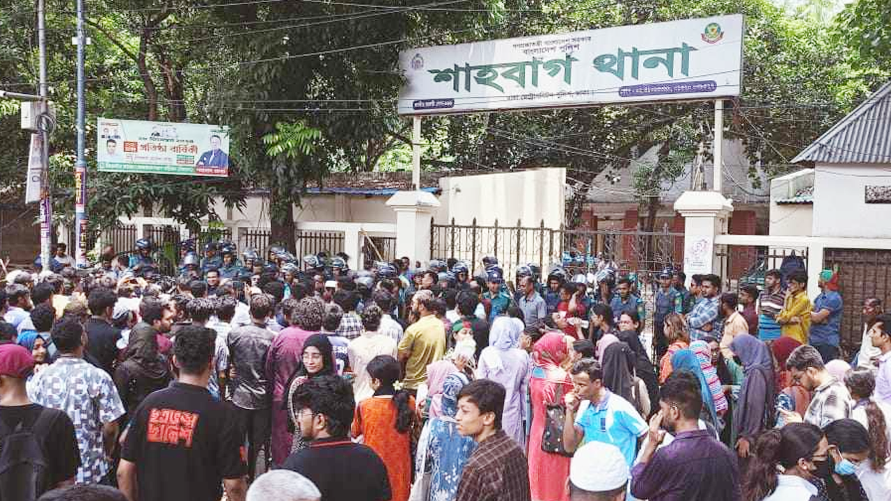 Shammo murder: Students besiege Shahbagh police station