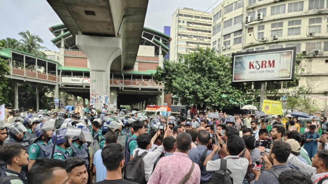 Job seekers, students clash with police during PSC reform protest at Shahbagh