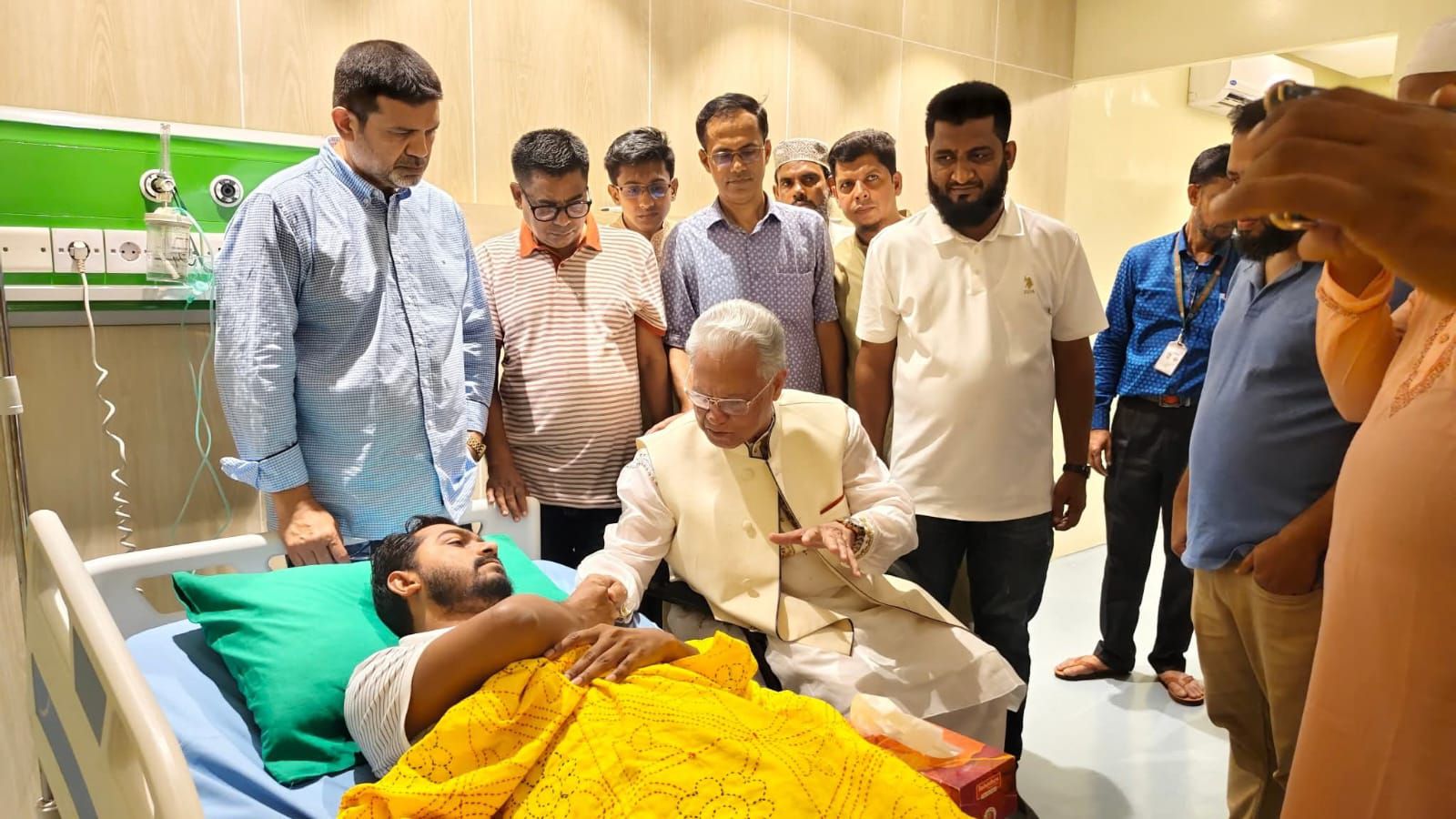 Former Home Minister visits Nurul Haque Nuru at Dhaka Medical College Hospital