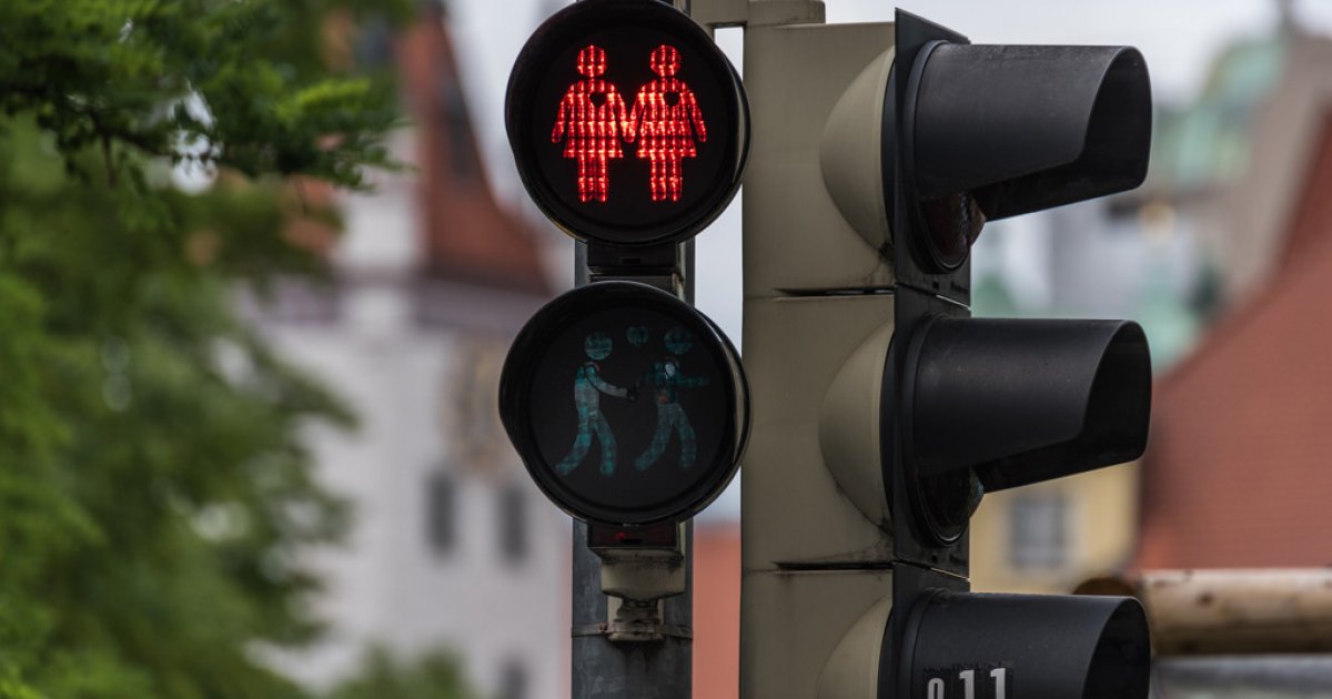 Glitches in New Traffic Signals: Dhaka Still Relies on Hand Gestures