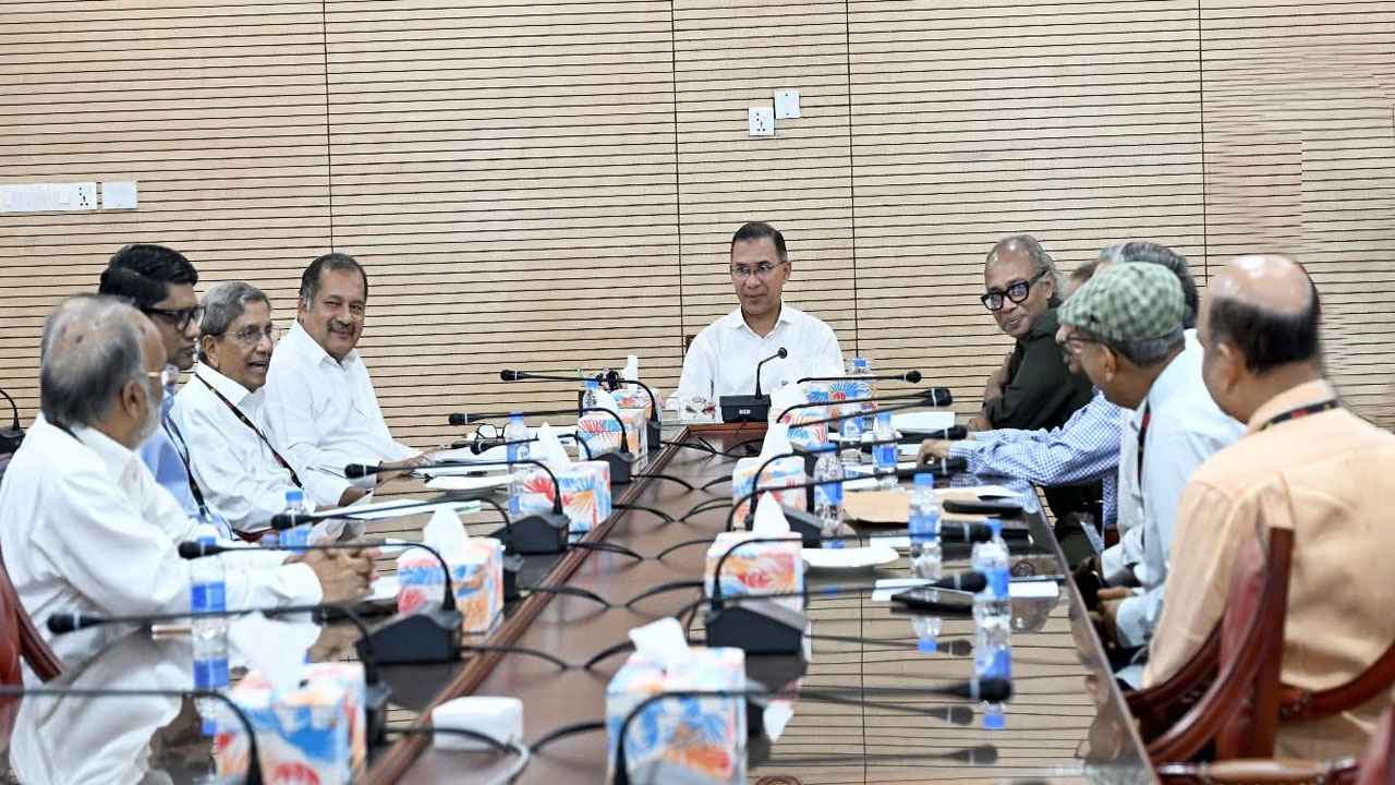 Prime Minister Discusse  Media Issues with Editors