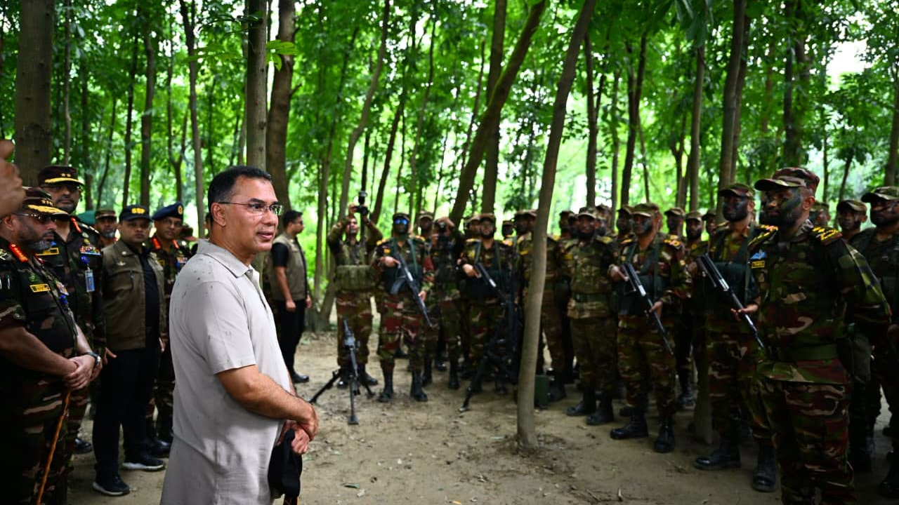 PM makes surprise visit to Army summer exercise, observes field training
